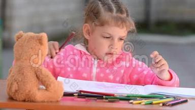 五岁的女孩在一张专辑中选择想要的<strong>彩色铅笔画</strong>