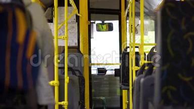 坐着几乎空无一人的城市巴士