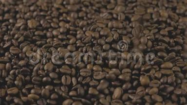 咖啡豆。 手散落的咖啡豆.. 咖啡蝇烤谷物品质。 4k.
