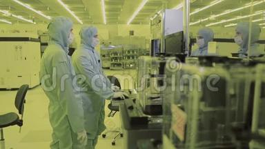 两名工程师工人科学家在面具工作服无菌清洁区。 <strong>高科技计算机</strong>制造纳米技术.. 观看