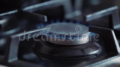 厨房用火刃开启燃气灶.. 烹饪晚餐的概念。