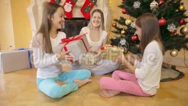 幸福的一家人<strong>坐在</strong>圣诞<strong>树上</strong>互相赠送礼物