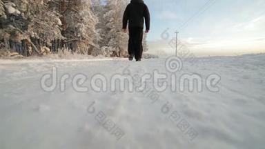 <strong>一个人走</strong>在冬天下雪的路上。