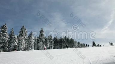 滑雪坡，人们在冬季滑雪
