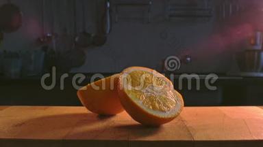 淡淡的橙色一半。 橙色切成两半。 木制桌子上的橙色切片