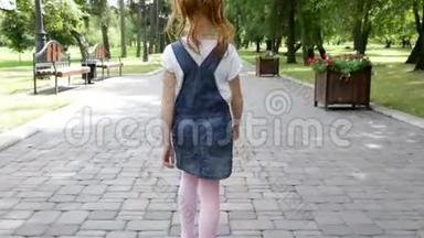 小姜女在公园的路上散步