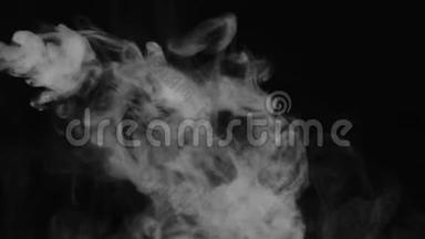 现实抽象的烟雾蒸气效应从左侧到底部。 白色烟雾在黑色背景上缓慢运动。
