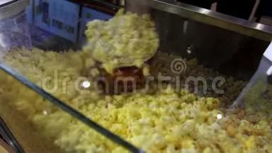 在cimena电影院，用奶酪焦糖爆米花炸玉米<strong>装人</strong>手<strong>装</strong>大塑料桶的特写镜头