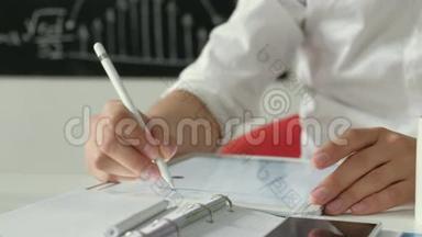 一个男人用笔触`手上的特写，画在一张20秒4k的平板电脑上