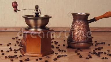 有咖啡和咖啡研磨机的图卡。 厨房的大理石桌上有一个土耳其人和一个咖啡机。 咖啡豆是散体的