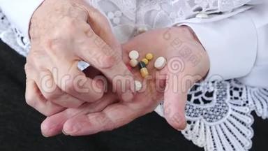 老妇人手里拿着指指点点的药丸，手里拿着药片。