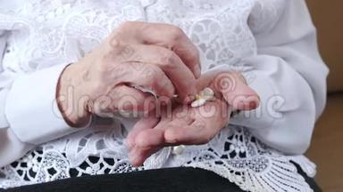 老妇人手里拿着指<strong>指点</strong>点的药丸，手里拿着药片。