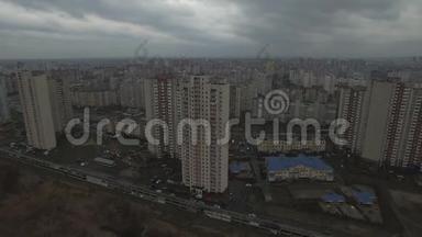 空中镜头灰色苏联房屋模式。 苏联相同的房屋