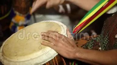 非洲打击乐-传统音乐。 近距离的人的双手鼓出一个非洲皮肤覆盖的djembe的节拍