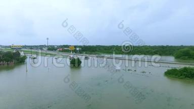 试图通过<strong>德克萨斯</strong>州休斯顿附近被洪水淹没的I45的汽车和卡车