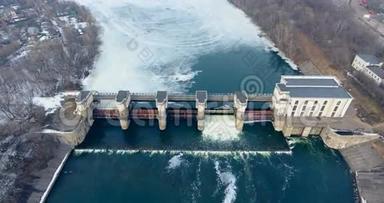 4K空中<strong>拍摄</strong>的大坝和河流上的<strong>瀑布</strong>。俯视图。