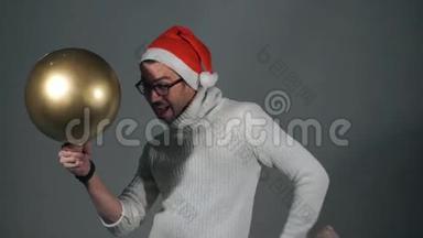 疯狂的圣诞老人打包礼物。 戴着圣诞帽的神奇男子试图在礼品盒中容纳一个巨大的球