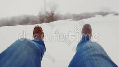 视频快速下降或下降与白雪覆盖的山脉。 在图片中可见的腿，<strong>一切</strong>都转动。