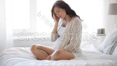 <strong>卧床</strong>、头痛的孕妇9