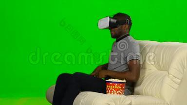 人用操纵杆在VR面具中玩游戏.. 绿色屏幕