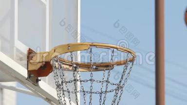 球<strong>落在一个</strong>装有铁网的篮筐里——动作缓慢.