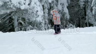 小女孩在雪地上走来走去
