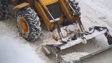 拖拉机铲雪。