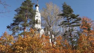 秋天的风景与白色教堂