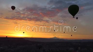 黎明时分，热气球飞越卡帕多西亚上空