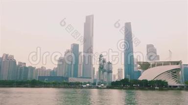 观广州隔江珠江.. 广州商业区。 珠江附近的摩天大楼。