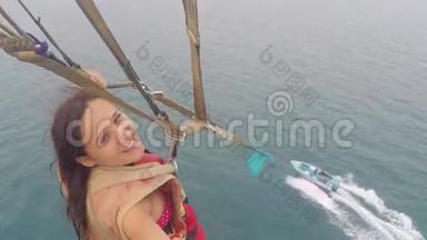 快乐无忧无虑的年轻女人度假时在天空中飞过大海。 1920x1080，高清