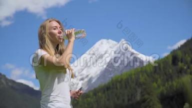 金发女人喝高山水