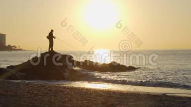 渔夫的<strong>剪影</strong>，日落时在岩石上<strong>钓鱼</strong>的人。 120fps