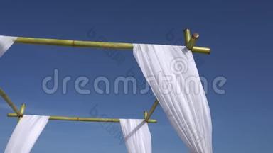 <strong>婚礼</strong>拱门装饰在热带海滩上的大型风力发<strong>展</strong>织物。 加勒比海绿松石水