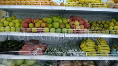超市货架上有机果蔬.. 健康的生活方式。 素食