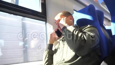 <strong>地铁地铁</strong>里的人在打<strong>电话</strong>。 旅行者身份不明的中年智能手机