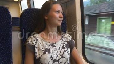 女人舒服地坐在窗边的火车上