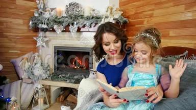母亲和<strong>女儿</strong>读一本书，<strong>一家人</strong>坐在壁炉和圣诞树旁看圣诞故事，《新》