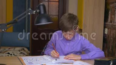 一个十几岁的男孩做家庭作业。 <strong>远程教育</strong>。 家庭<strong>教育</strong>