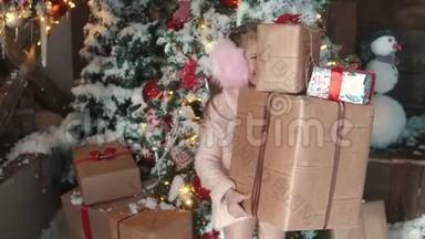 圣诞节或新年。 小女孩手里拿着一个盒子，手里拿着礼物，狡猾地微笑着。 孩子收到了许多礼物