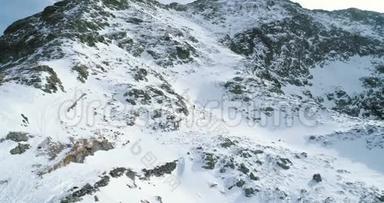 在冬天的雪山上向前飞，<strong>登山</strong>滑雪者走上<strong>登山</strong>。雪覆盖了群山