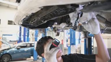 亚洲机械保持和闪光手电筒检查汽车盘制动垫磨损的汽车车辆。 安全悬挂