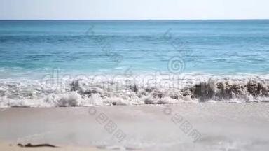 海洋海景，大浪冲击沙岸. 巴厘岛。 慢动作。 3840x2160
