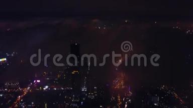 壮观的维多利亚港，摩天大楼和香港天际线在夜间。 香港城市的鸟瞰图