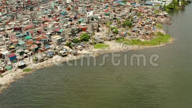 马尼拉的贫民窟，最高的景观。 生活垃圾造成的海洋污染。