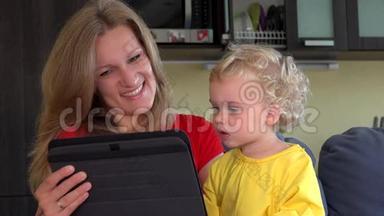 妈妈和小女儿<strong>开始</strong>和爸爸在平板电脑上<strong>视频</strong>对话