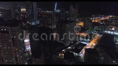 现代城市灯光街道的空中夜景。沙迦，阿联酋。