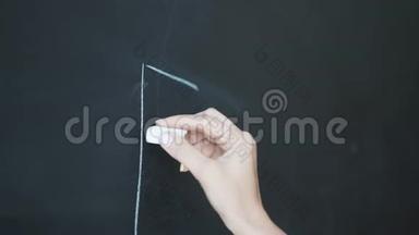 老师正在用粉笔在黑板上写字母表。 小学教育理念。
