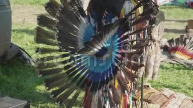 观看部分由羽毛制成的秘鲁服装，在真正的秘鲁吹笛和户外跳舞