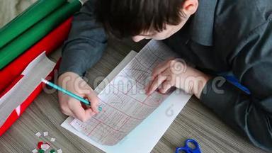 青少年男孩用彩色自动黏贴纸画圣诞卡的细节
